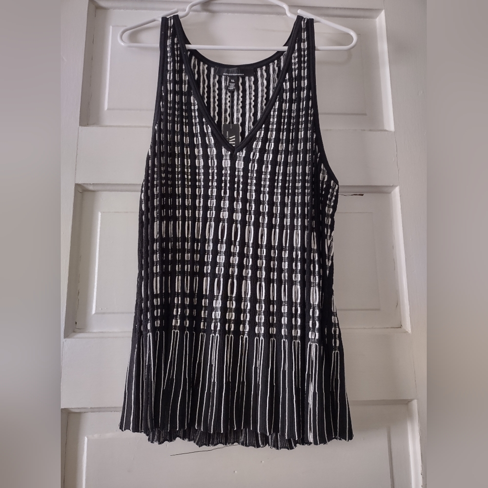 White House Black Market v-neck sleeveless NWT size XL
